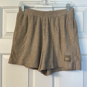 Excellent Condition Alo Yoga Muse Shorts